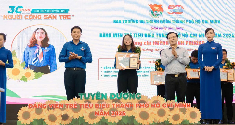 Cô giáo 9X tài năng phát biểu tại Lễ kỷ niệm 50 năm thống nhất đất nước - 3 Cô giáo 9X tài năng phát biểu tại Lễ kỷ niệm 50 năm thống nhất đất nước - 3