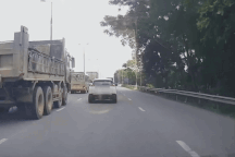 Xe ben chuyển làn bất cẩn, dồn ép đẩy văng ô tô con