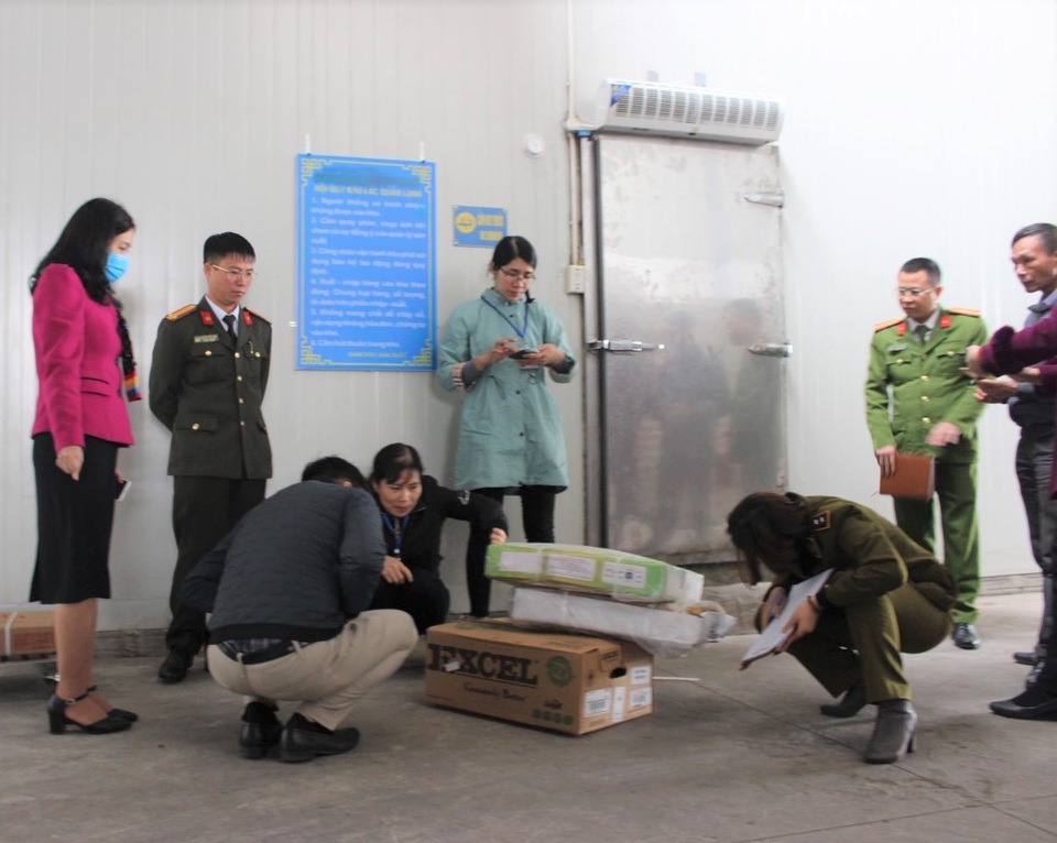 300kg chân gà không nguồn gốc nằm chờ tiêu thụ dịp Tết Nguyên đán - 1 300kg chân gà không nguồn gốc nằm chờ tiêu thụ dịp Tết Nguyên đán - 1