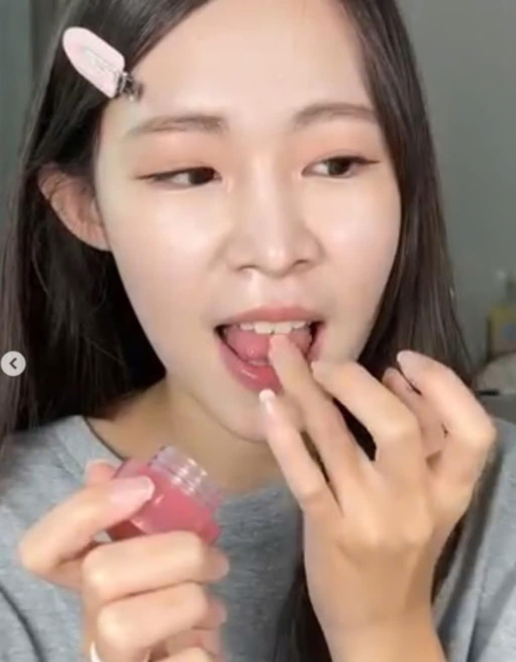 Hot girl gây tranh cãi với các video ăn mỹ phẩm đột ngột qua đời ở tuổi 24 - 2 Hot girl gây tranh cãi với các video ăn mỹ phẩm đột ngột qua đời ở tuổi 24 - 2