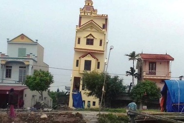 Nhà 5 tầng mới xây bị nghiêng, gia chủ không dám ở
