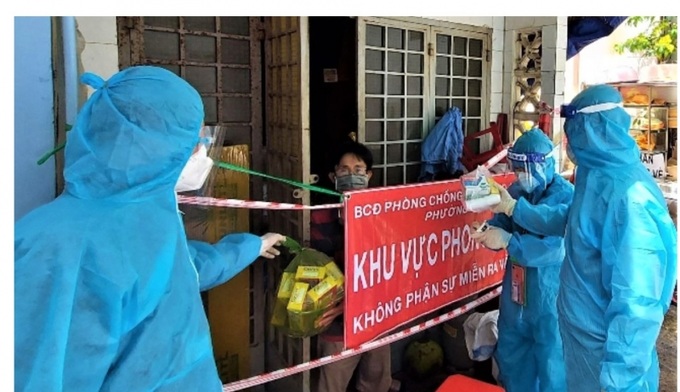 Khi F1 đi làm trực tiếp, phải bảo đảm đeo khẩu trang, làm việc tại phòng riêng hoặc trong không gian thoáng, giữ khoảng cách khi tiếp xúc với người xung quanh, bảo đảm tuân thủ tuyệt đối các biện pháp phòng bệnh.