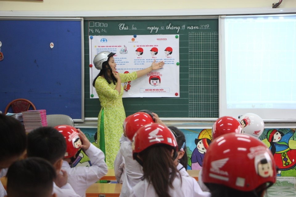 Hiệu quả khả quan của chương trình tặng mũ bảo hiểm cho học sinh lớp Một toàn quốc - 1 Hiệu quả khả quan của chương trình tặng mũ bảo hiểm cho học sinh lớp Một toàn quốc - 1