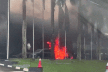 Xe điện Mercedes-Benz cháy trơ khung khi đang sạc ở đại lý