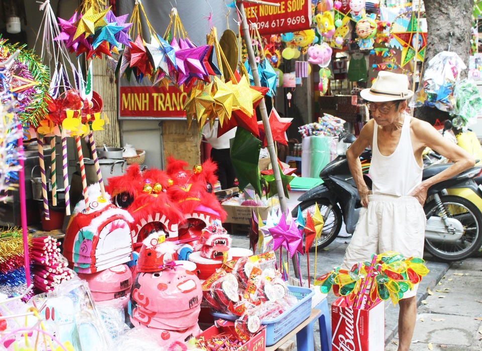 Trước thềm Tết trung thu: Phố Hàng Mã sôi động, tấp nập khách ra vào - 6 Trước thềm Tết trung thu: Phố Hàng Mã sôi động, tấp nập khách ra vào - 6