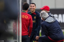 C.Ronaldo tươi cười trong buổi tập cùng đội tuyển Bồ Đào Nha
