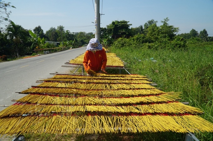 Do ảnh hưởng của dịch Covid-19, nên nhiều hộ làm nhang phải ngưng hoạt động một thời gian gây ra tình trạng thiếu hàng trữ dịp Tết. Do vậy, thời điểm này người dân ở làng nhang Lê Minh Xuân phải làm việc hết công suất nhằm đáp ứng nhu cầu thị trường.