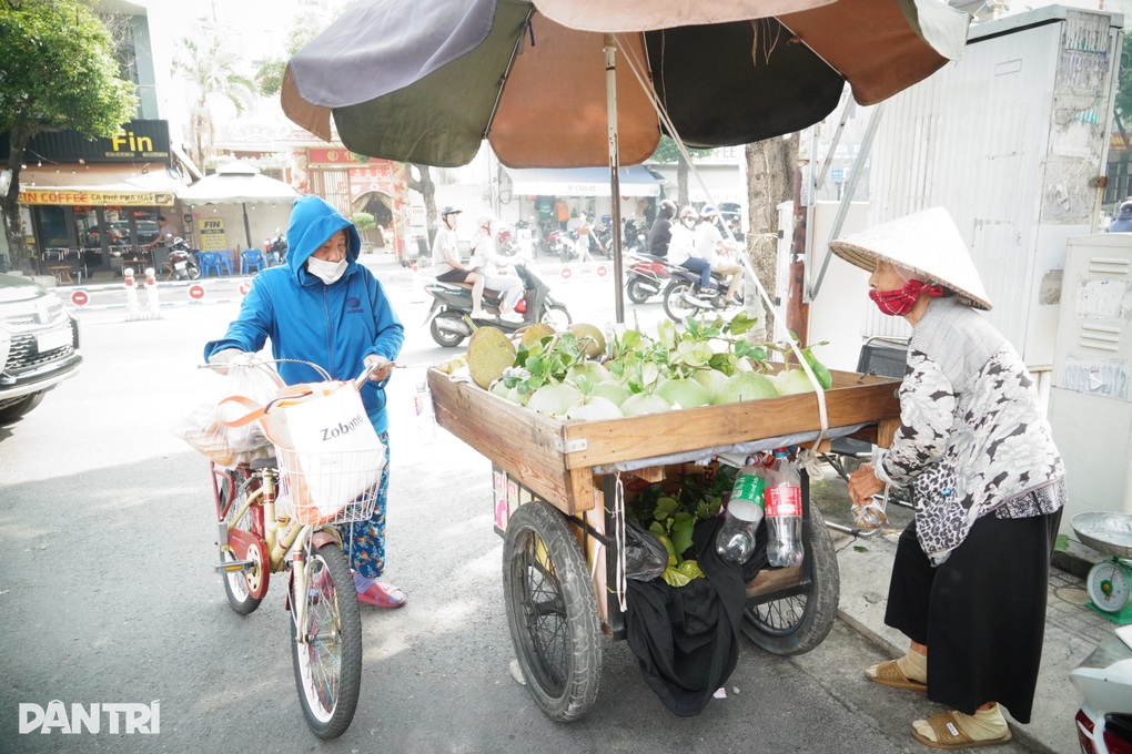 Cụ bà U90 với xe trái cây cô độc: Người trẻ đời còn dài, cần giúp hơn - 2