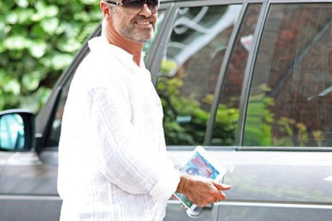 Bất cẩn, George Michael gây tai nạn