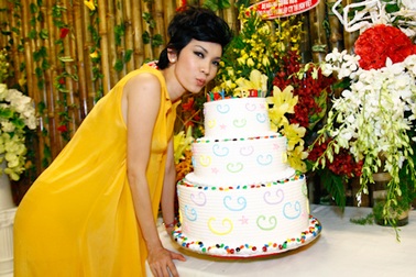 Xuân Lan rạng ngời trong tiệc sinh nhật