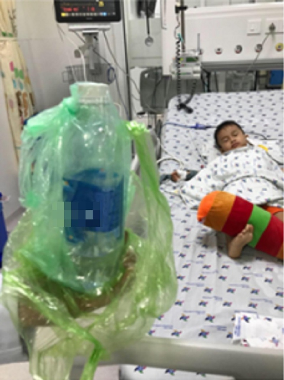 Uống nhầm hóa chất chống thấm, cậu bé 3 tuổi nguy kịch - 1 Uống nhầm hóa chất chống thấm, cậu bé 3 tuổi nguy kịch - 1