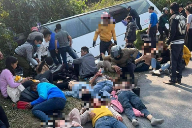 Xe khách lật ở Phú Thọ, 10 người bị thương