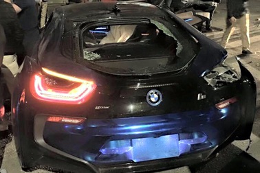 BMW i8 xanh ngọc độc nhất Việt Nam tan nát sau tai nạn lúc rạng sáng