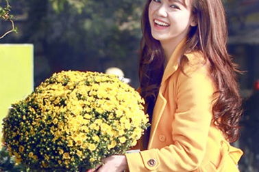 “Sao mai” Hà Hoài Thu bận rộn sắm hoa Tết