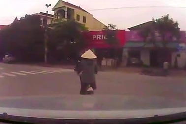 Cố tình lấn làn, tài xế đỗ xe giữa đường thách thức người khác