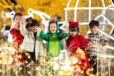 "Ngôi làng cổ tích" tại Ecopark thu hút nhiều du khách trong mùa Noel