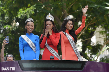 Tân Hoa hậu Hoàn vũ Việt Nam Ngọc Châu xúc động chào ra mắt người dân TPHCM