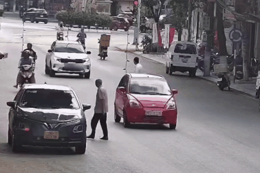 Né người đi bộ sang đường, xe máy ngã vào ô tô