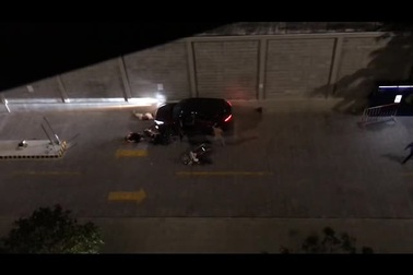 Ô tô tông xe máy toé lửa trong chung cư, 2 người bị thương