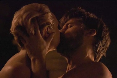 Cảnh “nóng” trong sê-ri phim ăn khách nhất lại gây tranh cãi