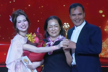 Hòa Minzy "càn quét" Mai Vàng, mời cả bố mẹ lên sân khấu nhận giải