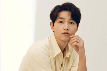 Song Joong Ki xác nhận hẹn hò, tiết lộ danh tính bạn gái mới