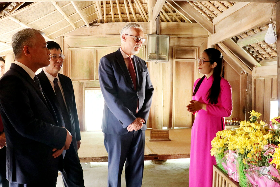 Chuyện những người thay gia đình Bác tiếp khách - 4 Chuyện những người thay gia đình Bác tiếp khách - 4