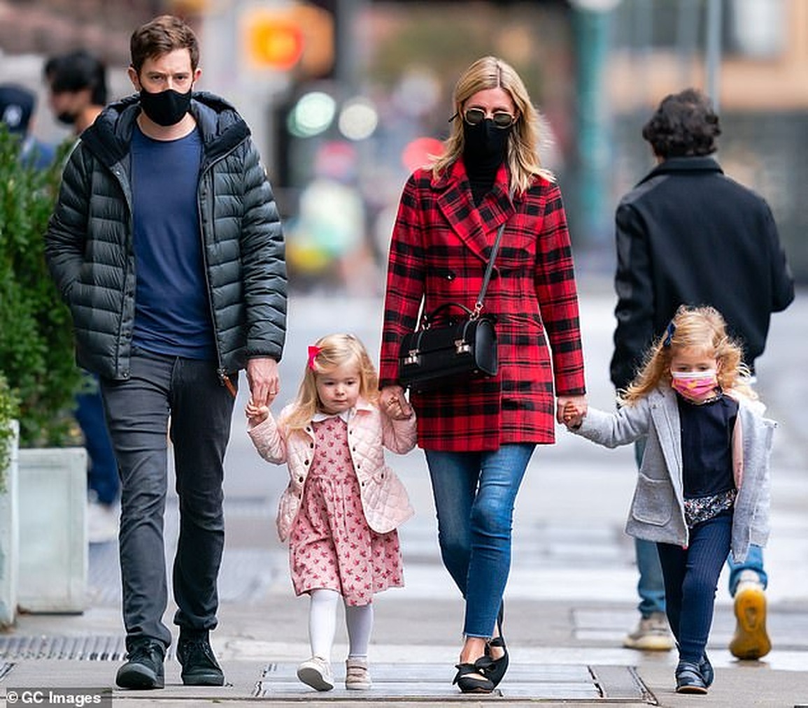 Nicky Hilton sắp sinh con thứ ba cho chồng đại gia kém tuổi - 2 Nicky Hilton sắp sinh con thứ ba cho chồng đại gia kém tuổi - 2