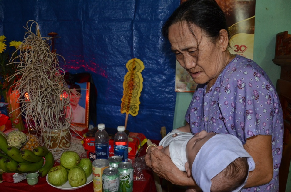 Tiếng khóc xé lòng của cậu bé 4 tháng tuổi sinh ra trong gia đình ung thư - 4 Tiếng khóc xé lòng của cậu bé 4 tháng tuổi sinh ra trong gia đình ung thư - 4