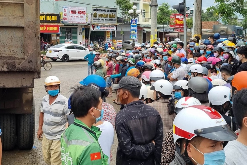 Đi ôn thi về, nữ sinh lớp 12 bị xe tải tông tử vong - 1 Đi ôn thi về, nữ sinh lớp 12 bị xe tải tông tử vong - 1