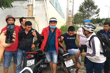 “Hiệp sĩ” bắt tại trận kẻ trộm xe máy của khách rút tiền ATM