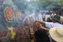 Hàng trăm người đội mưa đến nghĩa trang tri ân các liệt sĩ