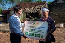 Báo Dân trí trao 200 triệu đồng hỗ trợ người dân vùng lũ tỉnh Bắc Ninh