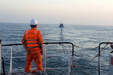 Tàu cá cùng 34 thuyền viên đang thả trôi trên biển Trường Sa