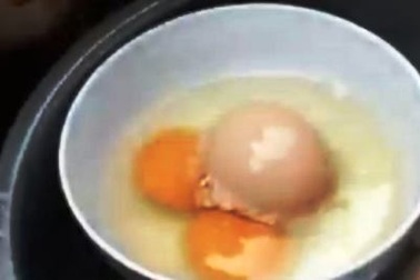 Quả trứng chứa 2 lòng đỏ và 1 quả trứng khác