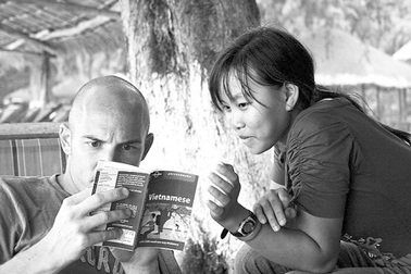 Bi hài chuyện Tây học tiếng Việt