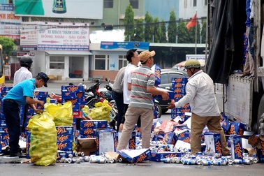 Người dân gom hàng trăm thùng bia rơi xuống đường giúp tài xế