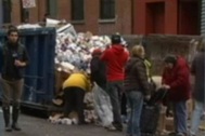 Ảnh sốc dân New York lục thùng rác tìm đồ ăn sau siêu bão
