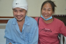 Người đàn ông vỡ hộp sọ nằm liệt giường, giờ đã có thể bước đi