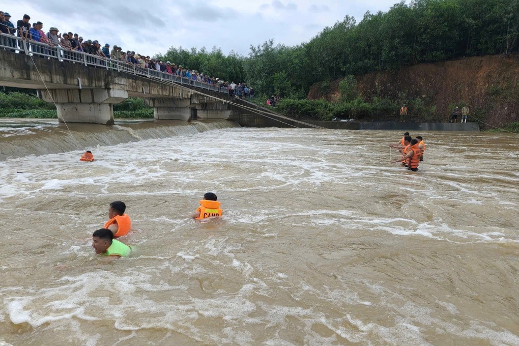 Huy động hơn 100 cán bộ, chiến sĩ tìm người đàn ông bị nước cuốn trôi - 1 Huy động hơn 100 cán bộ, chiến sĩ tìm người đàn ông bị nước cuốn trôi - 1