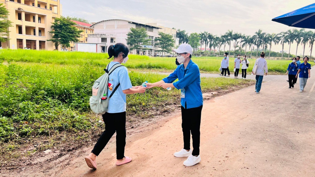 5.400 tình nguyện viên phủ khắp Hà Nội, tiếp sức mùa thi ngày cao điểm - 11 5.400 tình nguyện viên phủ khắp Hà Nội, tiếp sức mùa thi ngày cao điểm - 11
