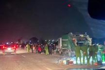 Xe máy đâm vào xe chở rác bên đường, 2 người tử vong