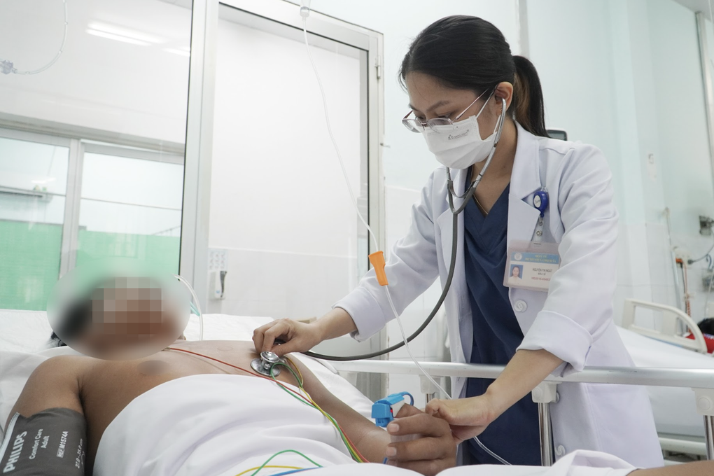 Lên núi bắt ong, nam thanh niên bị rắn hổ chúa cắn nguy kịch - 1 Lên núi bắt ong, nam thanh niên bị rắn hổ chúa cắn nguy kịch - 1