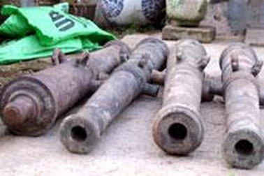 Tìm thấy 4 khẩu thần công dưới lòng biển