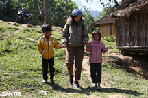 Thầy hiệu trưởng đuổi theo xe khách gần 100km "bắt" học trò