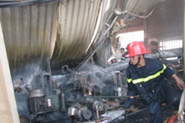 Nổ lớn, cháy rụi hơn 500m2 nhà xưởng