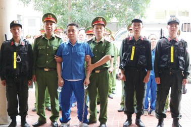 Áp giải "trùm" ma túy Bùi Đình Khánh đến tòa