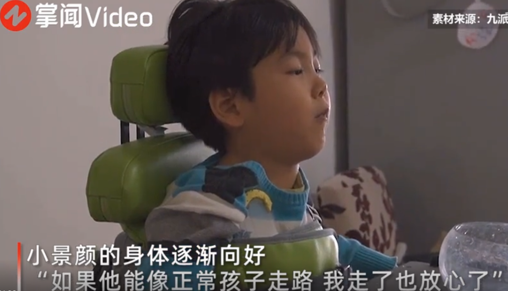 Cụ ông 72 tuổi livestream bán mỹ phẩm kiếm tiền cứu cháu trai mắc bệnh hiếm - 2 Cụ ông 72 tuổi livestream bán mỹ phẩm kiếm tiền cứu cháu trai mắc bệnh hiếm - 2