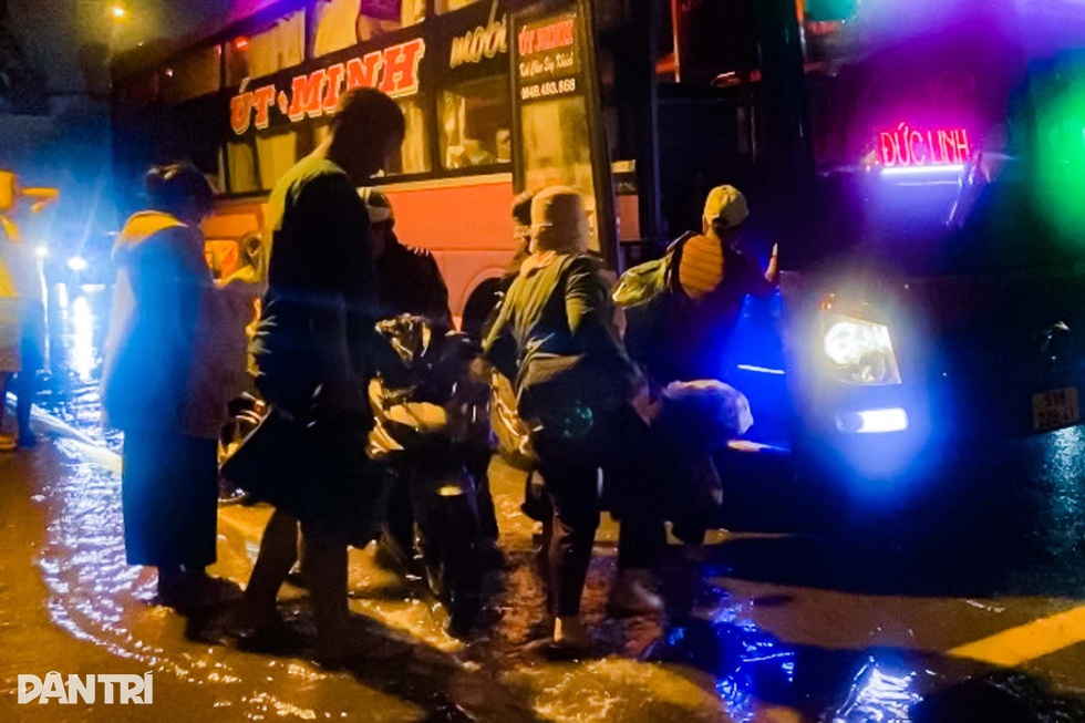 Bến xe tiện, ẩn hiện nghe ngóng CSGT ở TPHCM - 5 Bến xe tiện, ẩn hiện nghe ngóng CSGT ở TPHCM - 5