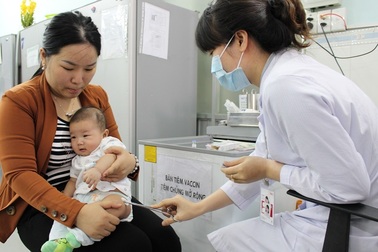 Sau tiêm vắc xin ComBE Five 5,7% trẻ có phản ứng